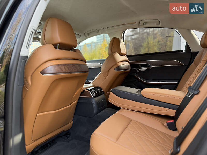 Седан Audi S8 2022 в Львове
