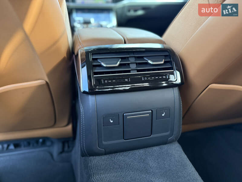 Седан Audi S8 2022 в Львове