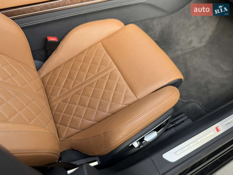Седан Audi S8 2022 в Львове