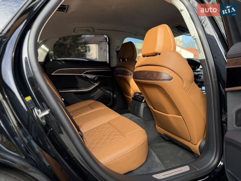 Седан Audi S8 2022 в Львове