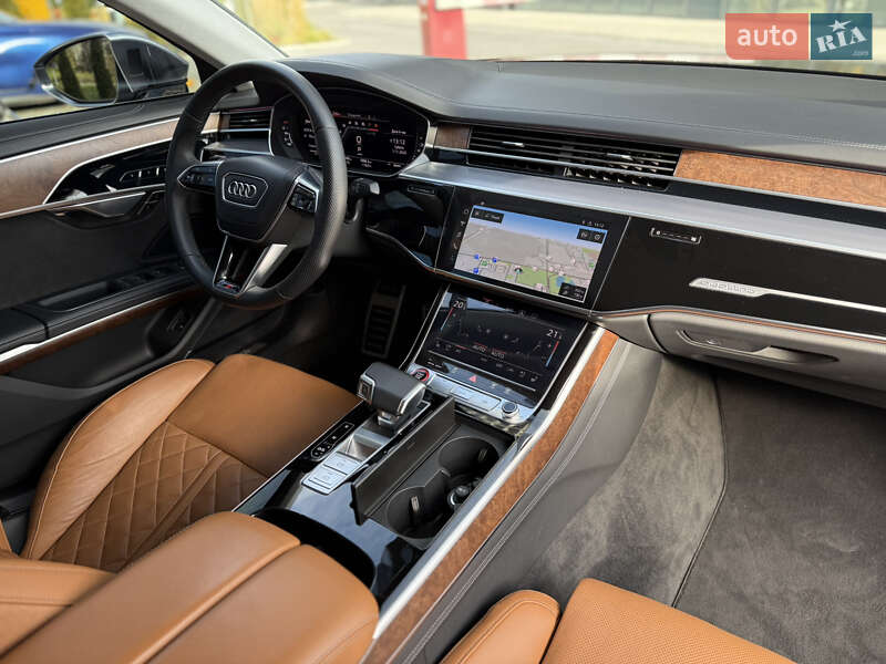 Седан Audi S8 2022 в Львове
