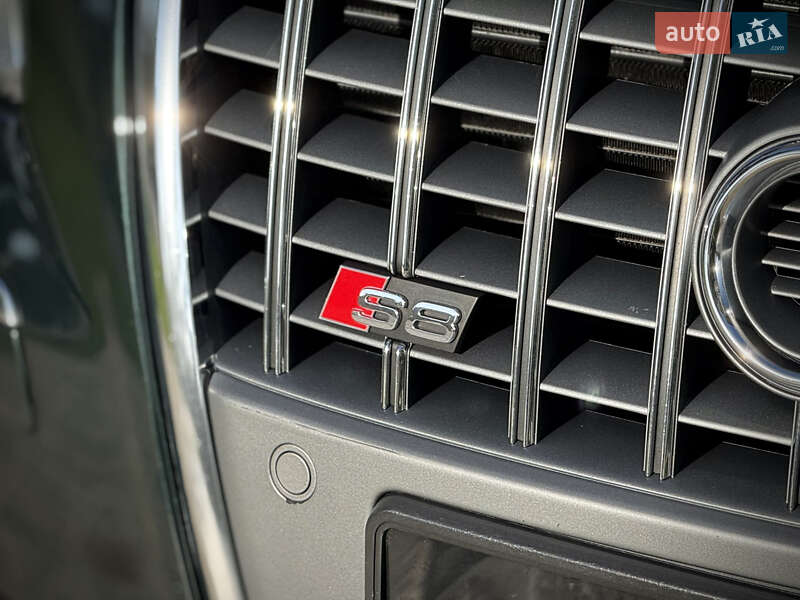 Седан Audi S8 2010 в Одесі