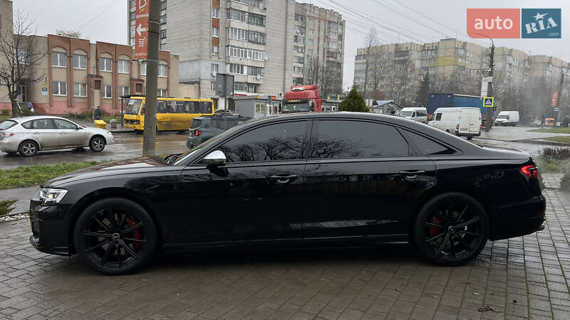 Седан Audi S8 2023 в Львові