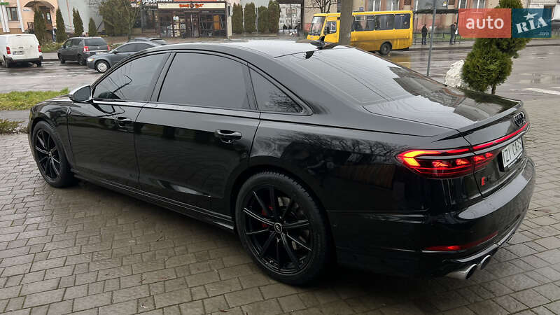 Седан Audi S8 2023 в Львові