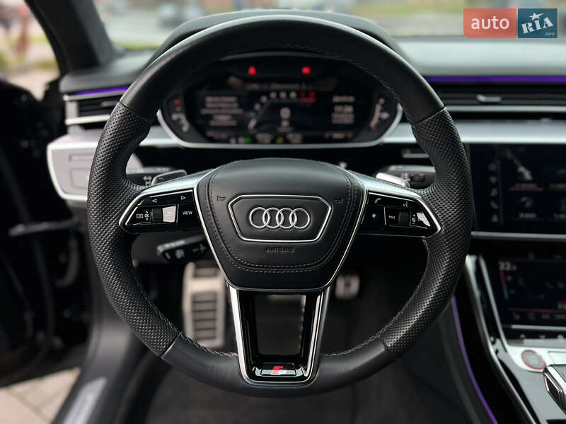 Седан Audi S8 2023 в Львові