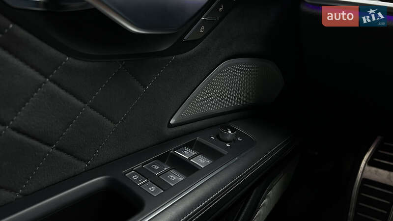 Седан Audi S8 2023 в Львові
