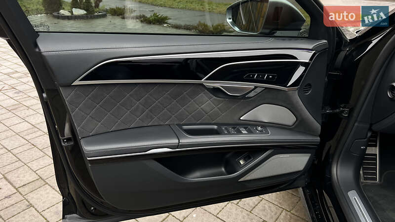 Седан Audi S8 2023 в Львові