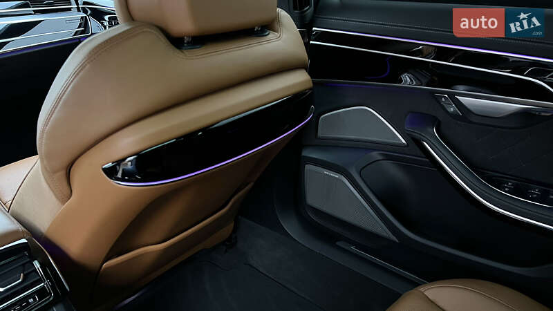 Седан Audi S8 2023 в Львові