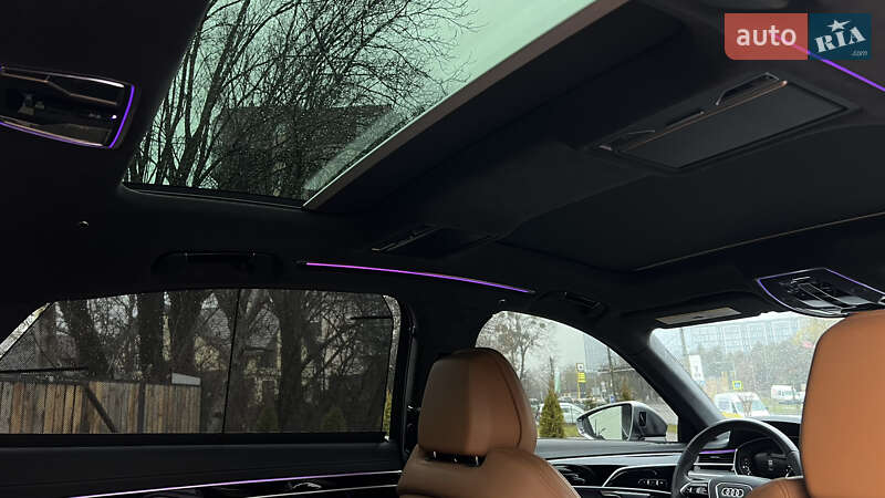 Седан Audi S8 2023 в Львові