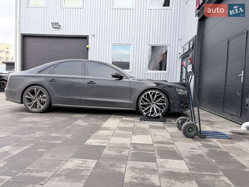 Седан Audi S8 2016 в Києві