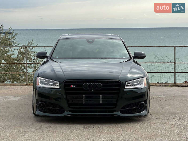 Седан Audi S8 2014 в Ужгороді