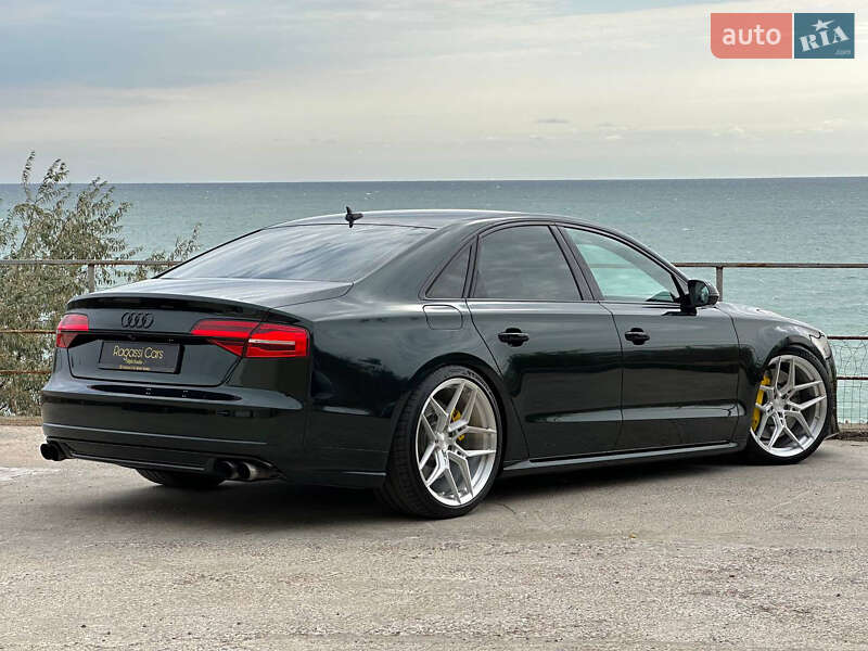 Седан Audi S8 2014 в Ужгороді