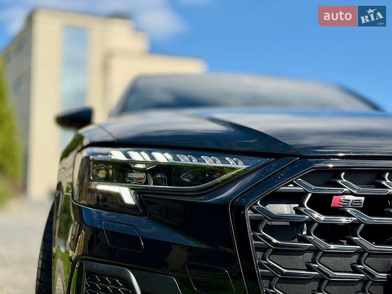 Седан Audi S8 2024 в Львове