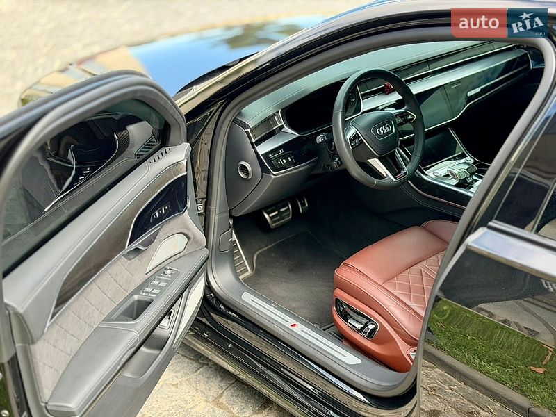 Седан Audi S8 2024 в Львове