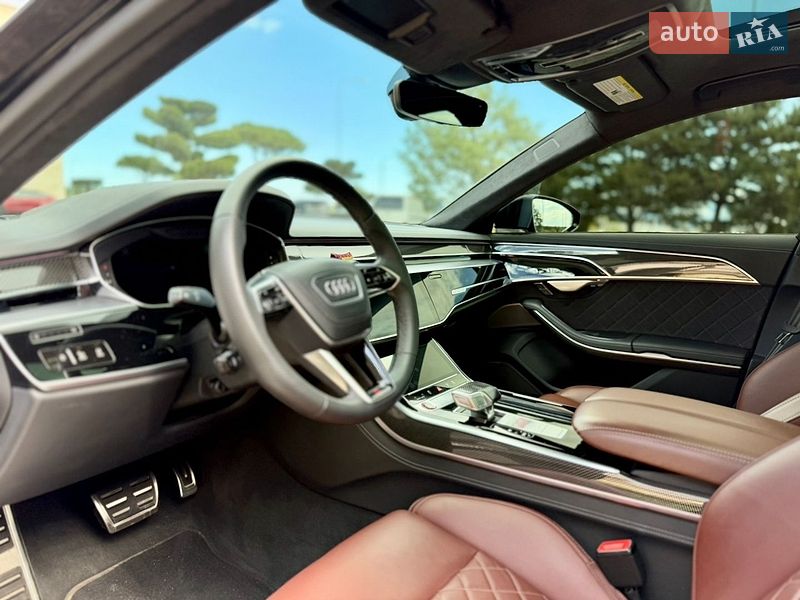 Седан Audi S8 2024 в Львове
