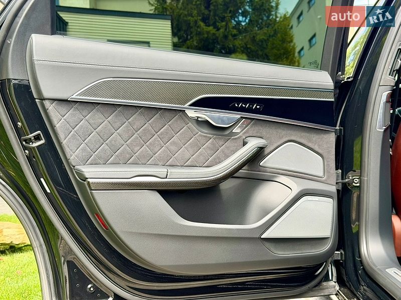 Седан Audi S8 2024 в Львове