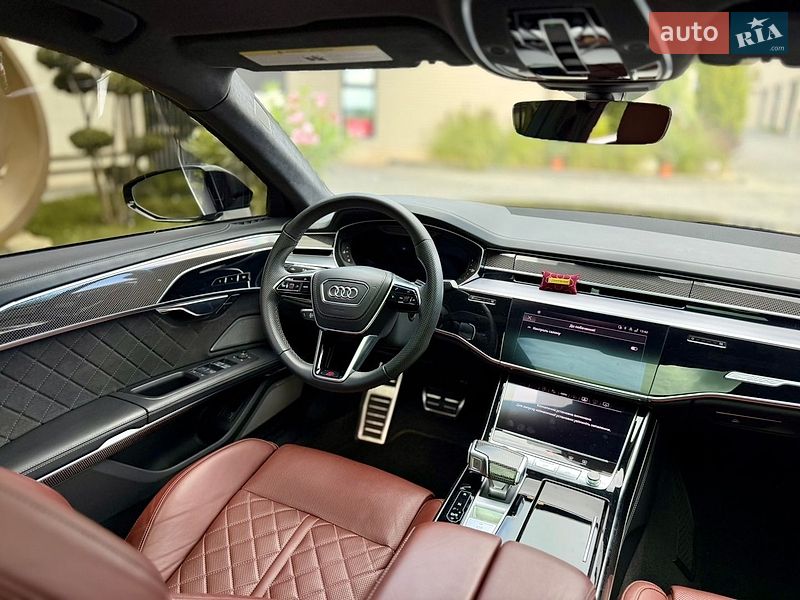 Седан Audi S8 2024 в Львове