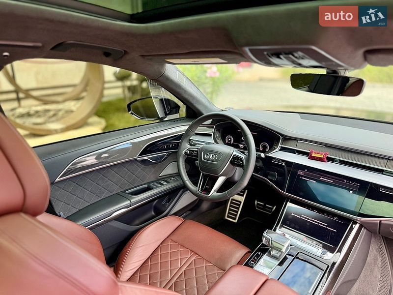 Седан Audi S8 2024 в Львове