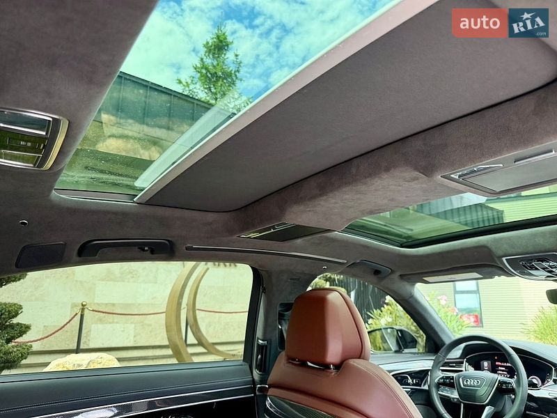 Седан Audi S8 2024 в Львове