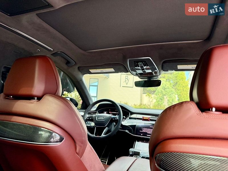 Седан Audi S8 2024 в Львове