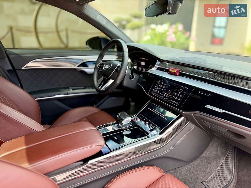 Седан Audi S8 2024 в Львове