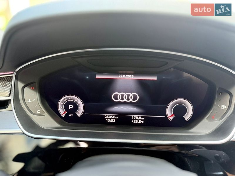 Седан Audi S8 2024 в Львове
