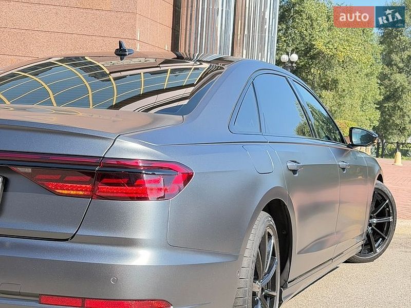 Седан Audi S8 2023 в Києві
