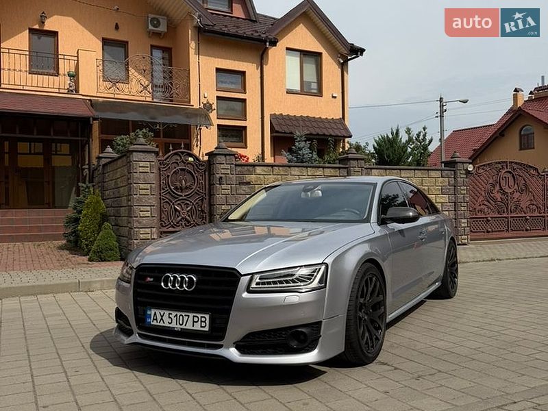 Седан Audi S8 2015 в Стрые