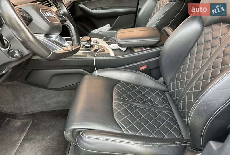 Внедорожник / Кроссовер Audi SQ7 2016 в Карловке