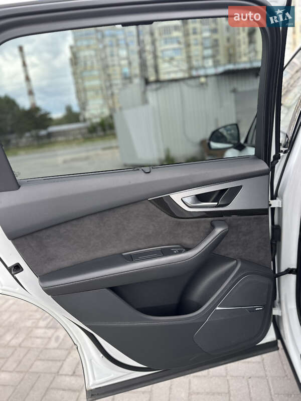 Внедорожник / Кроссовер Audi SQ7 2017 в Ужгороде