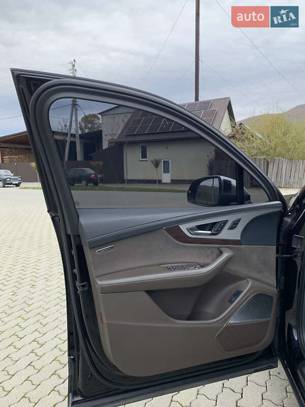 Внедорожник / Кроссовер Audi SQ7 2018 в Сваляве