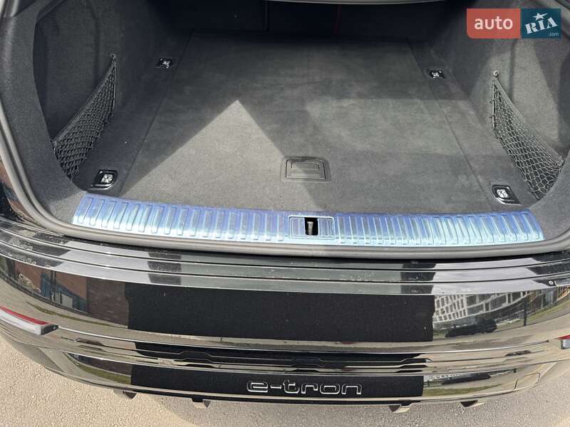 Внедорожник / Кроссовер Audi SQ8 e-tron 2023 в Киеве