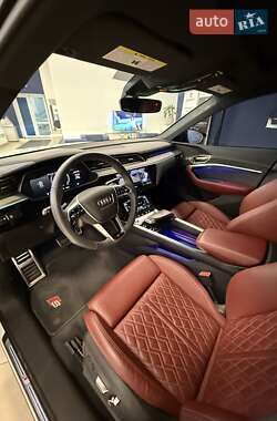 Внедорожник / Кроссовер Audi SQ8 e-tron 2023 в 