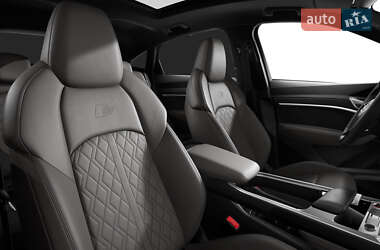 Позашляховик / Кросовер Audi SQ8 e-tron 2023 в 