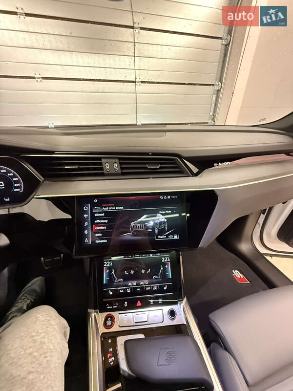 Позашляховик / Кросовер Audi SQ8 Sportback e-tron 2023 в Києві