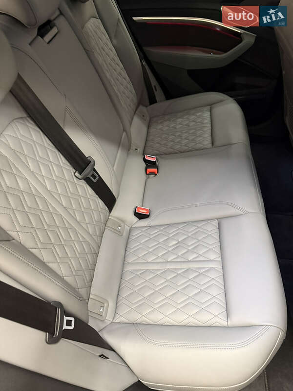 Позашляховик / Кросовер Audi SQ8 Sportback e-tron 2023 в Києві