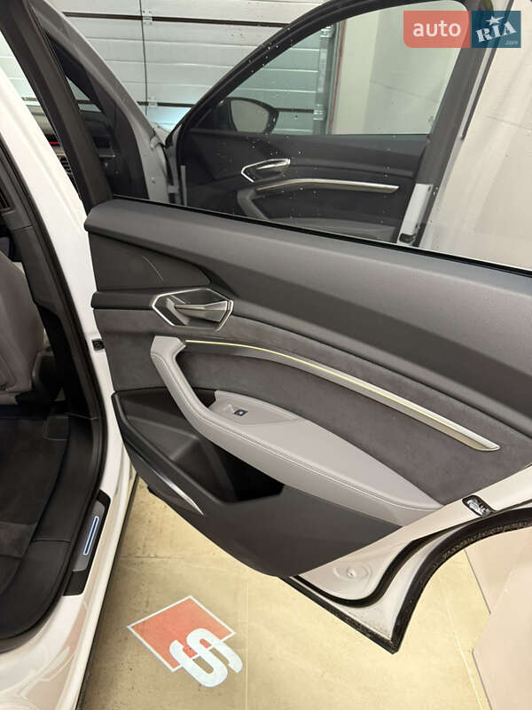 Позашляховик / Кросовер Audi SQ8 Sportback e-tron 2023 в Києві