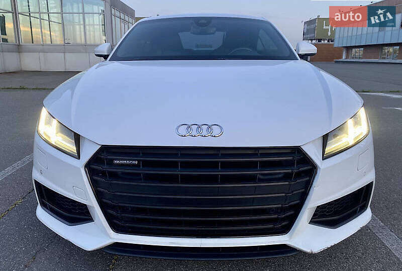 Купе Audi TT 2015 в 