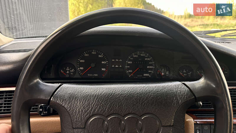 Седан Audi V8 1992 в Нововолынске