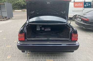 Седан Audi V8 1989 в 
