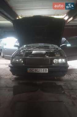 Седан Audi V8 1990 в 