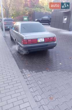 Седан Audi V8 1990 в 