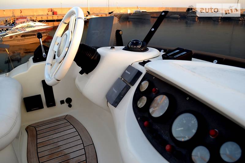 Моторна яхта Azimut Bennetti 2004 в Києві