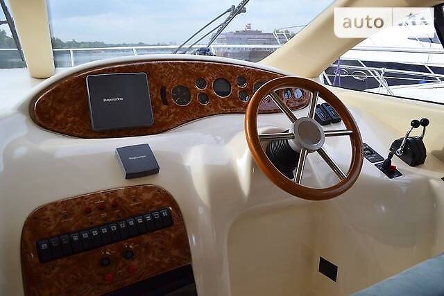 Моторна яхта Azimut Bennetti 2004 в Києві