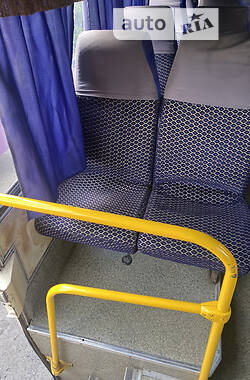 Дәрігер жалаңаш қызға клизма жасайды.