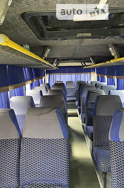 Автобуста брюнетканы блді