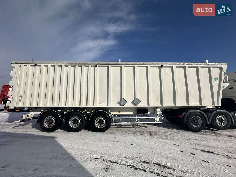 Зерновоз - напівпричіп Benalu С34 2008 в Чернівцях