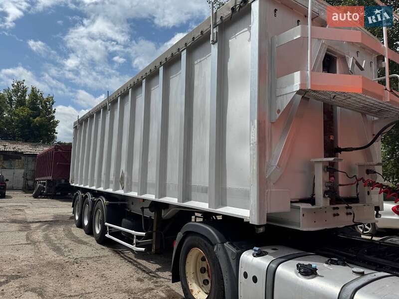 Самосвал полуприцеп Benalu TF34C1 2000 в Броварах