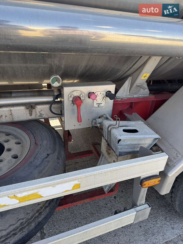 Цистерна полуприцеп Benalu TF 2003 в Одессе