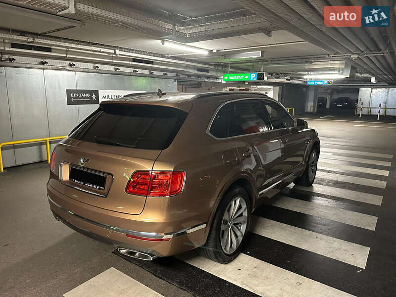 Внедорожник / Кроссовер Bentley Bentayga 2016 в Киеве